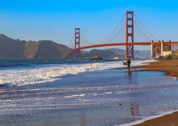 Niezidentyfikowany Surfer Zachodzie Słońca Baker Beach Przy Słynnym Moście Golden — Zdjęcie stockowe