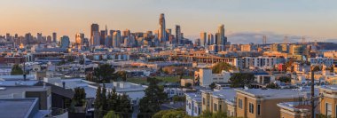 San Francisco, California, Usa - 8 Nisan 2017: Şehir günbatımında şehir ışıkları, Bay Köprüsü ve otoyolu şehre çıkan şehir silueti manzarası