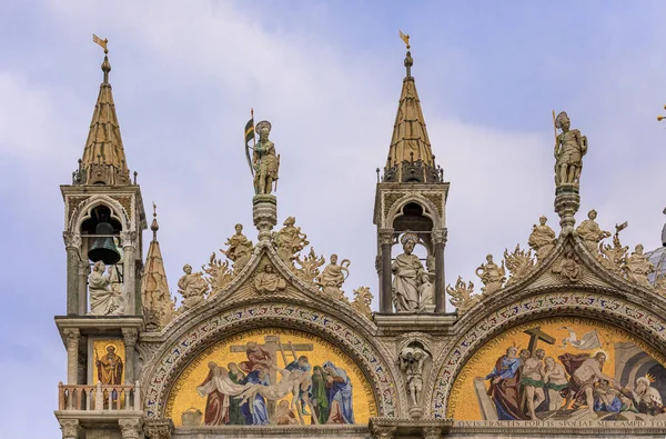 Gevel van de basiliek Saint Marks op het San Marcoplein in Venetië Italië — Stockfoto