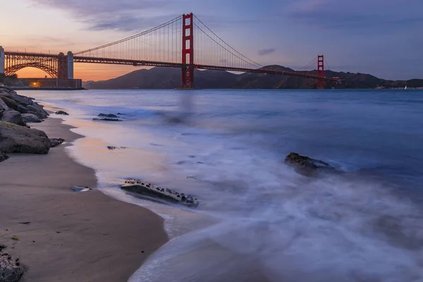 Pôr do sol na praia pela Golden Gate Bridge em San Francisco Califórnia — Fotografia de Stock