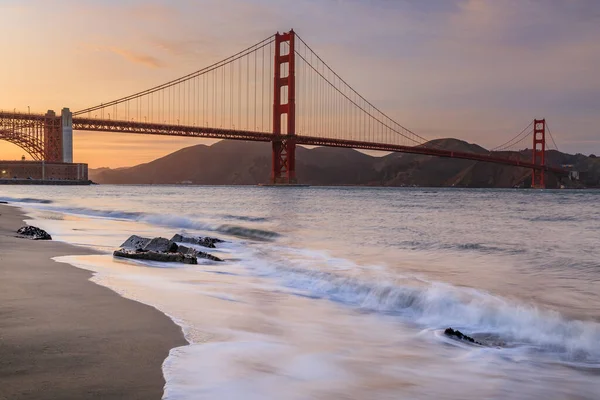 旧金山金门大桥旁的海滩上，夕阳西下 — 图库照片
