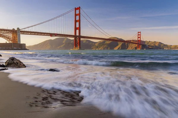 Pôr do sol na praia pela Golden Gate Bridge em San Francisco Califórnia — Fotografia de Stock