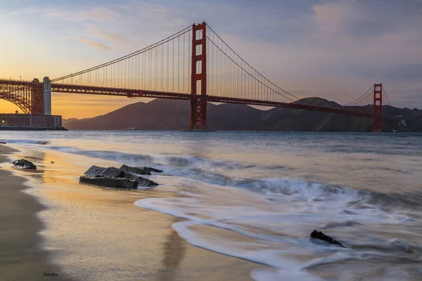 Tramonto sulla spiaggia vicino al Golden Gate Bridge a San Francisco California — Foto Stock