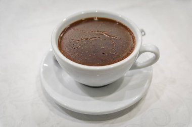 Venedik İtalya 'da bir restoranda masada bir fincan taze İtalyan ya da Avrupa tarzı sıcak çikolata.