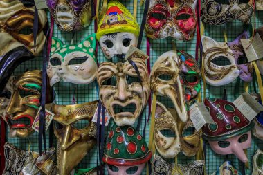 Venedik karnaval maskeleri Venedik, İtalya 'daki bir atölye ve mağazada sergileniyor.