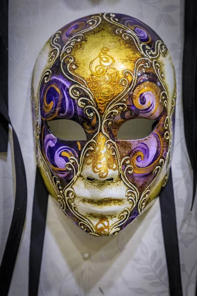 Tradycyjne ozdobne weneckie maski karnawałowe na wystawie w pracowni rzemieślniczej i sklepie w Wenecji, Włochy — Zdjęcie stockowe