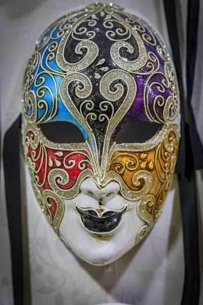 Máscaras de carnaval venecianas ornamentadas tradicionales en exhibición en un taller y tienda de artesanos en Venecia, Italia — Foto de Stock