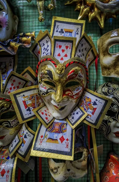 Traditionelle, kunstvolle venezianische Karnevalsmasken, die in einem Atelier und Geschäft in Venedig ausgestellt werden — Stockfoto