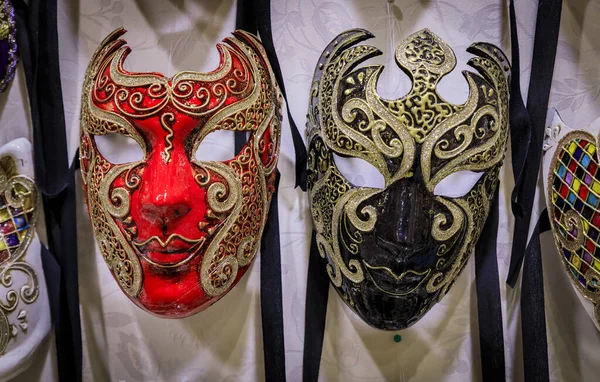 Traditionelle, kunstvolle venezianische Karnevalsmasken, die in einem Atelier und Geschäft in Venedig ausgestellt werden — Stockfoto
