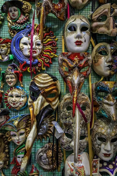 Máscaras de carnaval venecianas ornamentadas tradicionales en exhibición en un taller y tienda de artesanos en Venecia, Italia — Foto de Stock