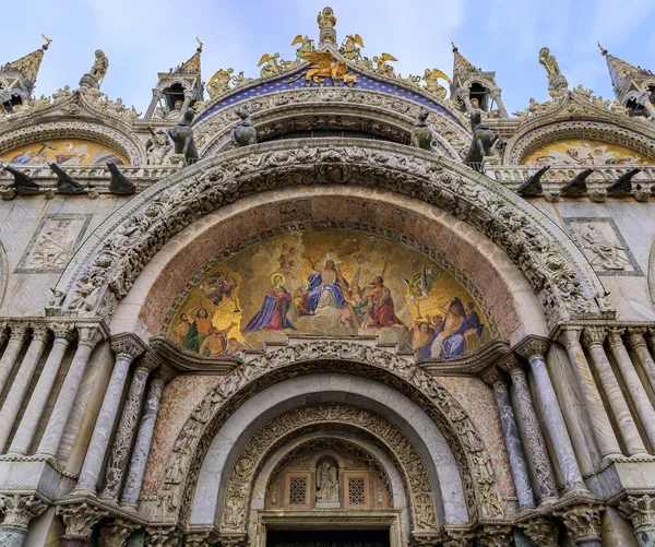 Ornate gevel van Saint Marks Basiliek met mozaïeken op het San Marcoplein in Venetië Italië — Stockfoto