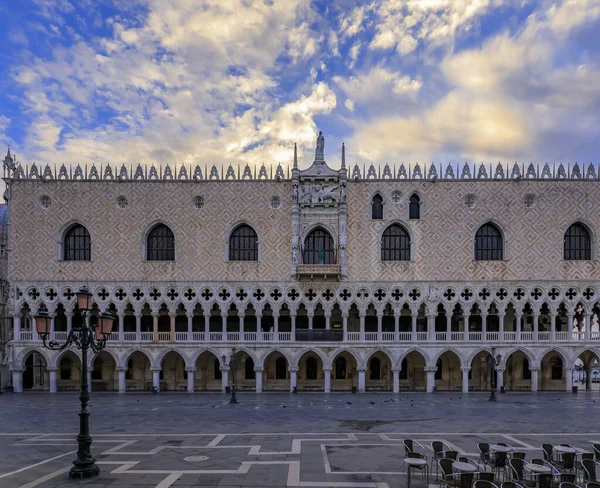 Ornate gotische gevel van het beroemde Doges Palace, symbool van Venetië op St. Marken of San Marco plein bij zonsopgang, Italië — Stockfoto