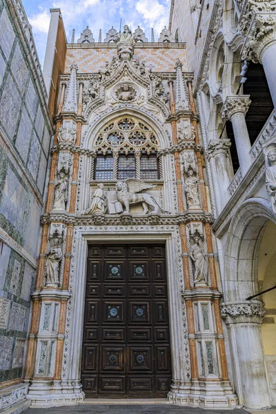 イタリア ヴェネツィアの有名なドージェ宮殿の紙の門の上に翼のライオンとドージェフランチェスコ フォスカリ — ストック写真