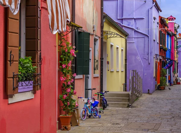 ヴェネツィアイタリアの近くのブラーノ島で明るくカラフルな絵の家は レース作りで知られています — ストック写真