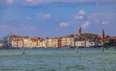 Venedik, İtalya - 15 Eylül 2017: Venedik Gotik tarzındaki tipik eski binaların cepheleri Venedik Gölünde görülen Grand Cana boyunca