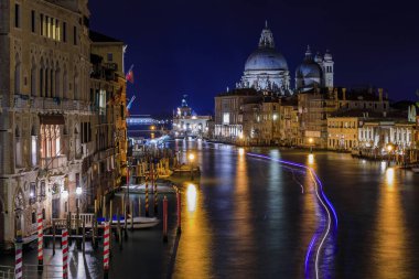 17. yüzyıl Santa Maria di Salute Basilica 'sında gün batımı, İtalya' nın Venedik kentindeki Grand Canal 'da akademi köprüsü Puente de la akademisinden 