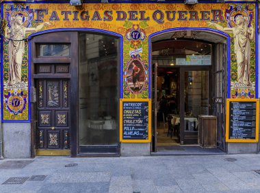 Madrid, İspanya - Haziran 04, 2017: Fatigas del Querer adlı restoranın dekoratif retro mozaik cephesinin ayrıntıları.