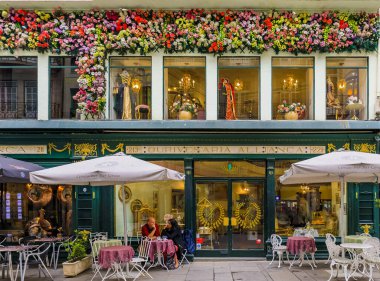 Porto Portekiz - 29 Mayıs 2018: Süslü Portekiz azulejo fayansları ve çiçekleriyle geleneksel bir evin cephesi ve eski kasabada bir açık hava restoranı