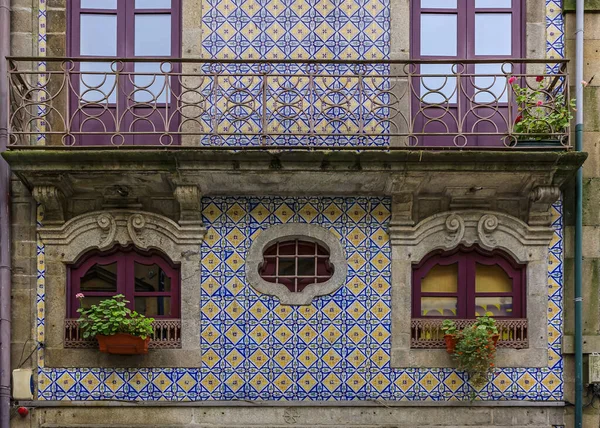 Gebouw Van Een Traditioneel Huis Versierd Met Sierlijke Portugese Azulejo — Stockfoto