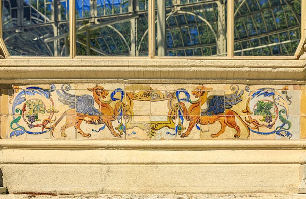 装飾的なAzulejoタイルの作品の詳細Palacio Cristal Glass Palace アート展示会場 Buen Retiro Park マドリード スペイン — ストック写真