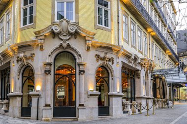 Portekiz 'in Porto kentindeki eski şehrin sokaklarında Portekiz azulejo fayanslarıyla süslenmiş geleneksel bir evin süslü barok cephesi.