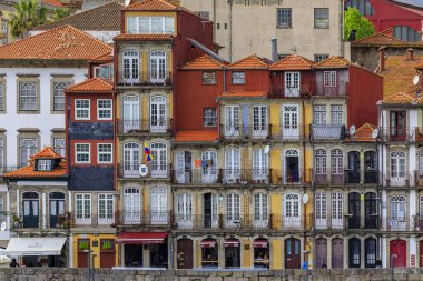 Porto, Portekiz - 29 Mayıs 2018: Ünlü Ribeira mahallesinde süslü Portekiz azulejo fayanslarıyla süslenmiş geleneksel evlerin cepheleri