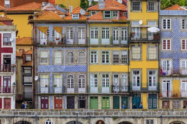 Porto, Portekiz - 29 Mayıs 2018: Ünlü Ribeira mahallesinde süslü Portekiz azulejo fayanslarıyla süslenmiş geleneksel evlerin cepheleri