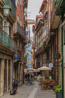 Porto, Portekiz - 29 Mayıs 2018: Ünlü Ribeira mahallesinde süslü Portekiz azulejo fayanslarıyla süslenmiş geleneksel evlerin cepheleri
