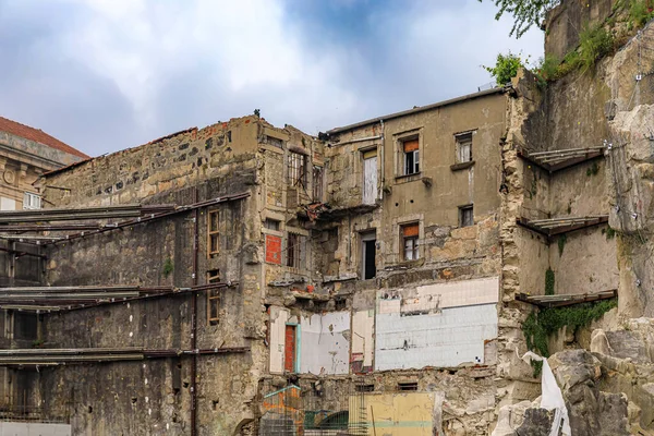 Částečně Zbouraný Bytový Dům Zřícenina Ulicích Historického Starého Města Připravuje — Stock fotografie