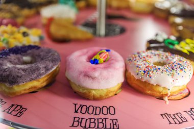 Austin, Teksas ABD - 27 Ocak 2020: Popüler bir çörek zinciri dükkanında renkli bir kutuda donut seçimi sergileniyor