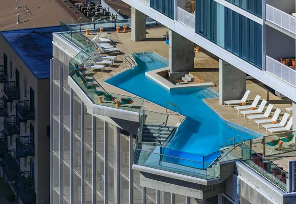 テキサス州オースティンのダウンタウンにある住宅超高層ビルの屋外テラスのモダンな高級プールで明るい青の水の景色 — ストック写真