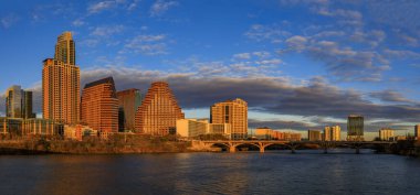 Şehir merkezindeki gökdelenli panorama günbatımını yansıtıyor. Lady Bird Lake ya da Texas, Austin 'deki Colorado Nehri üzerindeki Town Lake' de altın saat ışığı görülüyor.