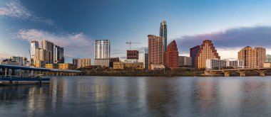 Şehir merkezindeki gökdelenli panorama günbatımını yansıtıyor. Lady Bird Lake ya da Texas, Austin 'deki Colorado Nehri üzerindeki Town Lake' de altın saat ışığı görülüyor.