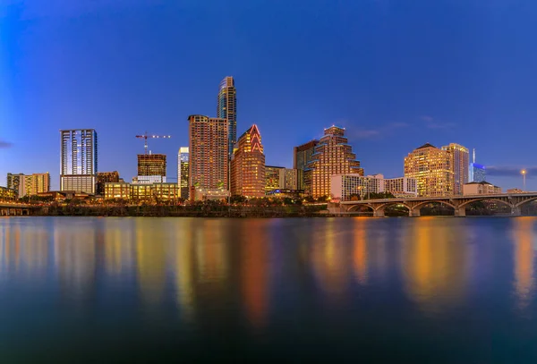 Downtown view across Lady Bird Lake or Town Lake on Colorado River at sunset golden hour in Austin, Texas, EUA — Fotografia de Stock