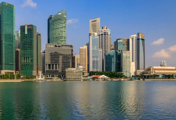 Skyscapers of the Singapore city business district skyline at Marina Bay of downtown in daytime — Stock Photo, Image