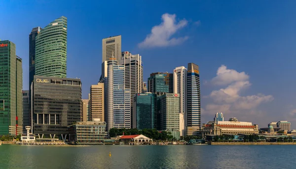 Skyscapers of the Singapore city business district skyline at Marina Bay of downtown in daytime — Stock Photo, Image