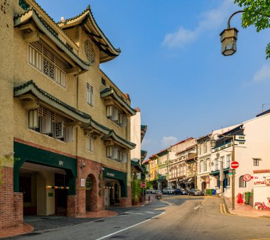Singapur - 08 Eylül 2019: Çin Mahallesi 'nde renkli koloni ve Çin tarzı pagoda tarzı evleri olan ünlü kulüp caddesi