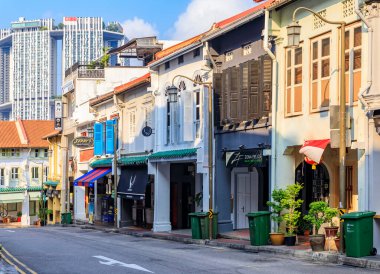 Singapur - 08 Eylül 2019: Çin Mahallesi 'ndeki ünlü kulüp caddesi ve arka planda renkli koloni atölyeleri ve gökdelenleri
