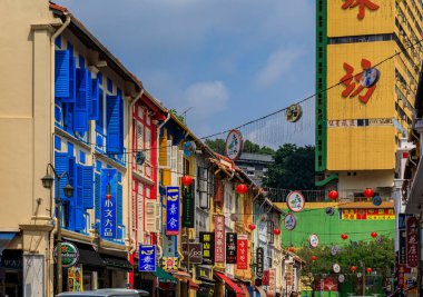 Singapur - Eylül 08 2019: Singapur Çin Mahallesi 'nde Çin fenerleri ve peri ışıklarıyla süslenmiş ünlü renkli koloni atölye evleri cephesi