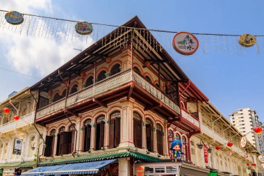 Singapur - Eylül 08 2019: Singapur Çin Mahallesi 'nde Çin fenerleri ve peri ışıklarıyla süslenmiş ünlü renkli koloni atölye evleri cephesi