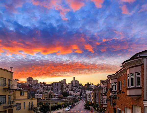 有名な曲がったロンバード通り 日没時の燃えるような空を持つサンフランシスコの家の高い角度ビュー 長い露出 — ストック写真