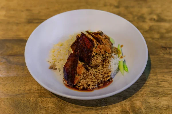 Singapur 'daki Telok Ayer Pazarında, Lau Pa Sat' ta bir Çin restoranında pirinç yatağında kızarmış ördek tabağı.