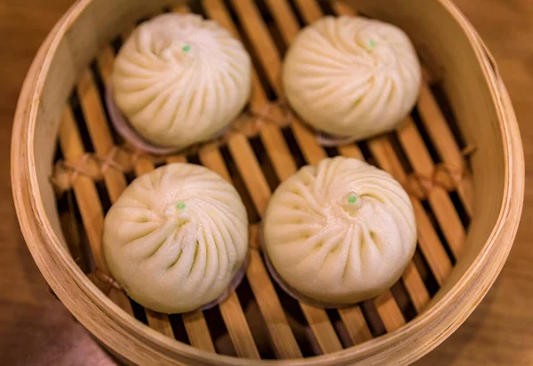 Frisch gedünstete traditionelle chinesische Bao-Brötchen in einem Dampfkorb in einem Restaurant in Singapur — Stockfoto