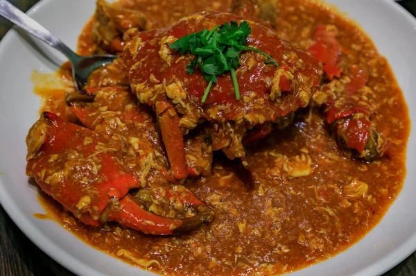 Gros plan sur Chili Crab, plat signature de la cuisine singapourienne, servi dans un restaurant à Singapour — Photo