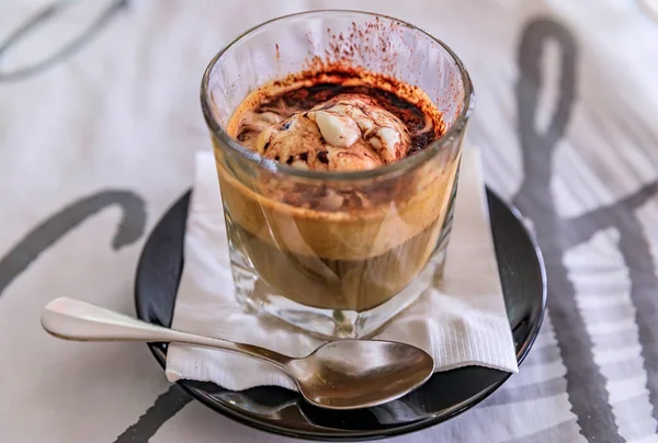 Affogato coffee - espresso πάνω από παγωτό βανίλια με σκόνη κακάο σε ποτήρι σερβιρισμένο σε εστιατόριο στη Σιγκαπούρη — Φωτογραφία Αρχείου