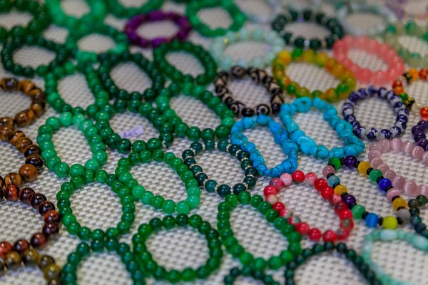 Selección de coloridos pulseras de jade y otras piedras preciosas en exhibición en el mercado de Chinatown en Singapur — Foto de Stock