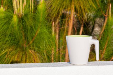 Sabah saat içinde güneş ışığı ile kahve fincanı