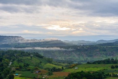 Güneşin doğuşunu, yeşil dağ ile kırsal manzara