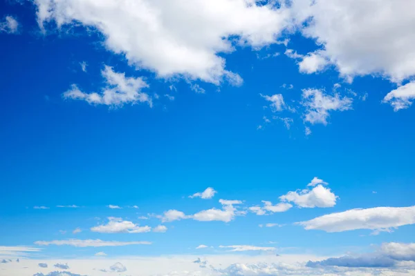 蓝蓝的天空和洁白的云朵在炎热的夏天 — 图库照片