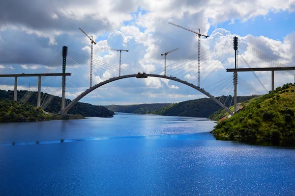 Costruzione di ponti lungo il fiume Tajo in Spagna — Foto Stock